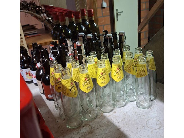 Lot 383 - groot lot leeggoed, 90 kratten - afbeelding 5 van  6