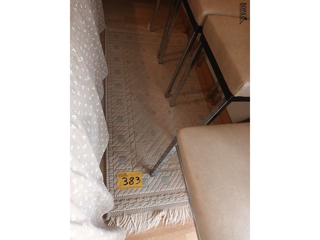 Lot 383 - tapijtje - afbeelding 1 van  3