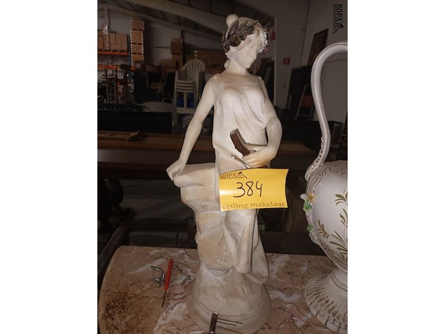 Lot 384 - beeld in albast - afbeelding 1 van  4