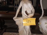 Lot 384 - beeld in albast - afbeelding 1 van  4