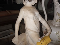 Lot 384 - beeld in albast - afbeelding 2 van  4