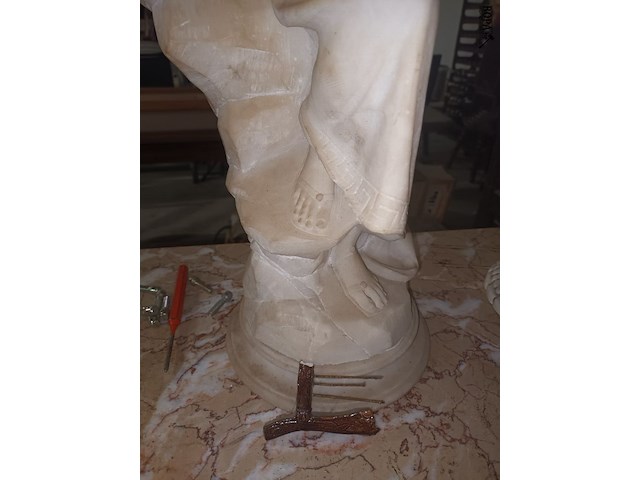 Lot 384 - beeld in albast - afbeelding 3 van  4