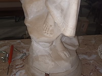 Lot 384 - beeld in albast - afbeelding 3 van  4