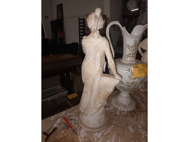 Lot 384 - beeld in albast - afbeelding 4 van  4