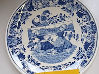 Lot 384 - sierborden petrus regout. 2 stuks - afbeelding 2 van  4