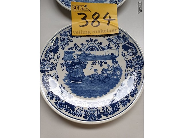 Lot 384 - sierborden petrus regout. 2 stuks - afbeelding 4 van  4