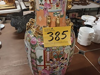 Lot 385 - chinese vaas - afbeelding 1 van  4