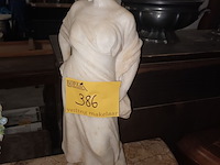Lot 386 - beeld in albast - afbeelding 1 van  3