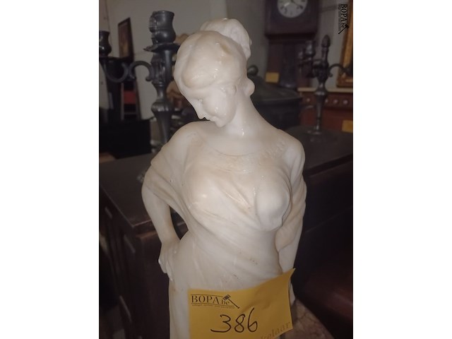 Lot 386 - beeld in albast - afbeelding 2 van  3