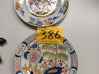 Lot 386 - sierborden polychrome. 2 stuks - afbeelding 1 van  4