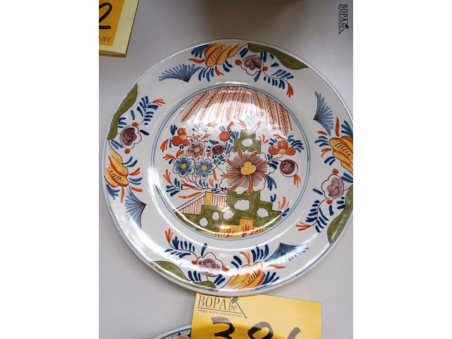 Lot 386 - sierborden polychrome. 2 stuks - afbeelding 2 van  4