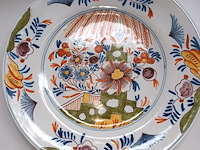 Lot 386 - sierborden polychrome. 2 stuks - afbeelding 2 van  4