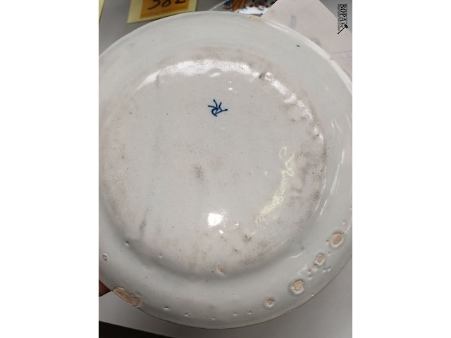 Lot 386 - sierborden polychrome. 2 stuks - afbeelding 4 van  4