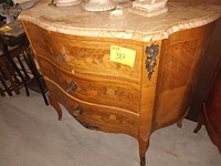 Lot 387 - antieke ladekast - afbeelding 1 van  4