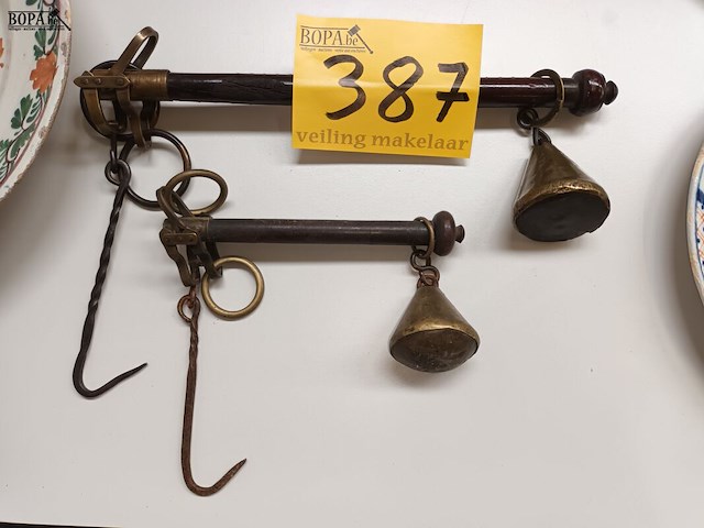 Lot 387 - antieke weegschaal. 2 stuks - afbeelding 1 van  4