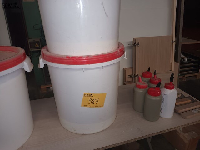 Lot 387 - werkbank met houtlijm - afbeelding 1 van  5