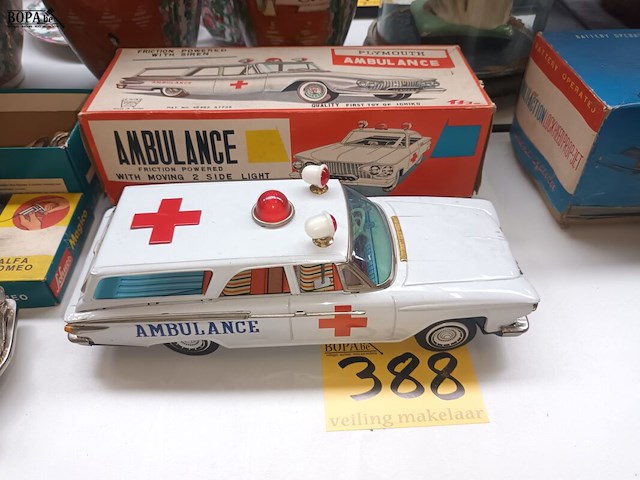 Lot 388 - blikken ambulance - afbeelding 1 van  5