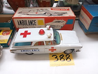 Lot 388 - blikken ambulance - afbeelding 1 van  5