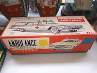 Lot 388 - blikken ambulance - afbeelding 2 van  5