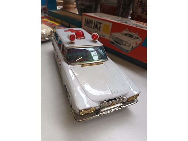 Lot 388 - blikken ambulance - afbeelding 4 van  5