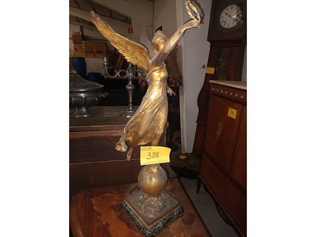 Lot 388 - bronzen beeld vrouw met vleugels - afbeelding 1 van  5