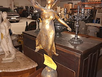 Lot 388 - bronzen beeld vrouw met vleugels - afbeelding 2 van  5