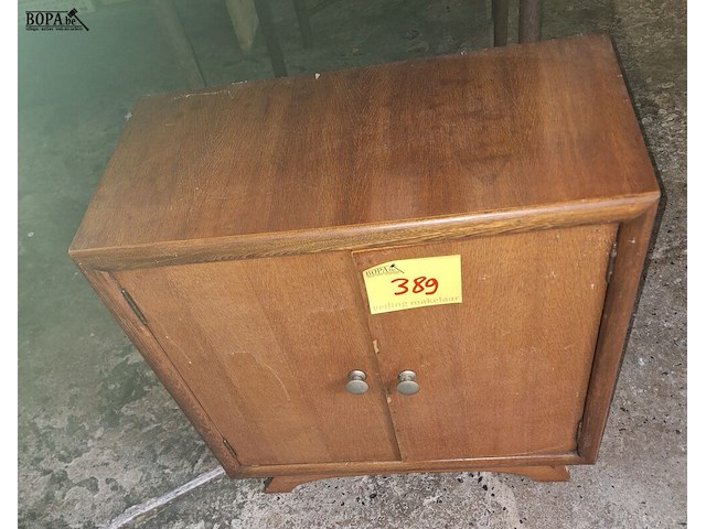 Lot 389 - kastje met inhoud - afbeelding 1 van  7