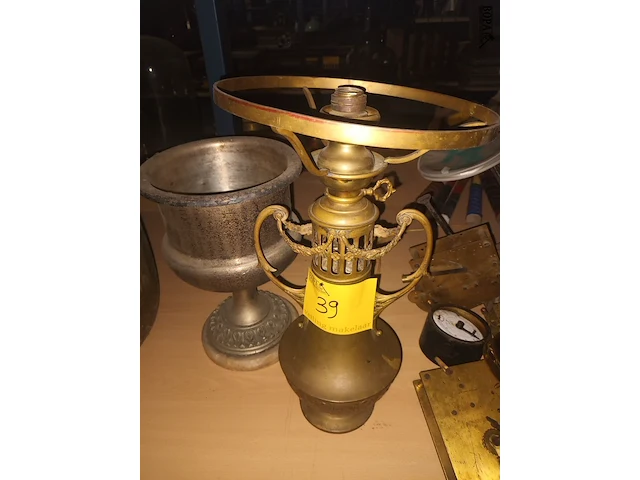 Lot 39 - antieke kelk en lamp - afbeelding 1 van  3