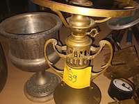 Lot 39 - antieke kelk en lamp