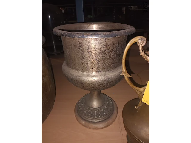 Lot 39 - antieke kelk en lamp - afbeelding 2 van  3
