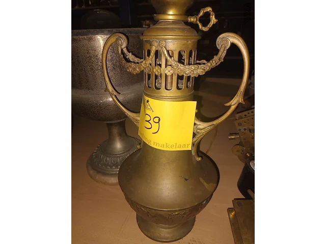 Lot 39 - antieke kelk en lamp - afbeelding 3 van  3