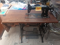 Lot 39 - antieke naaimachine op tafel - afbeelding 1 van  5