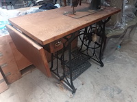 Lot 39 - antieke naaimachine op tafel - afbeelding 2 van  5