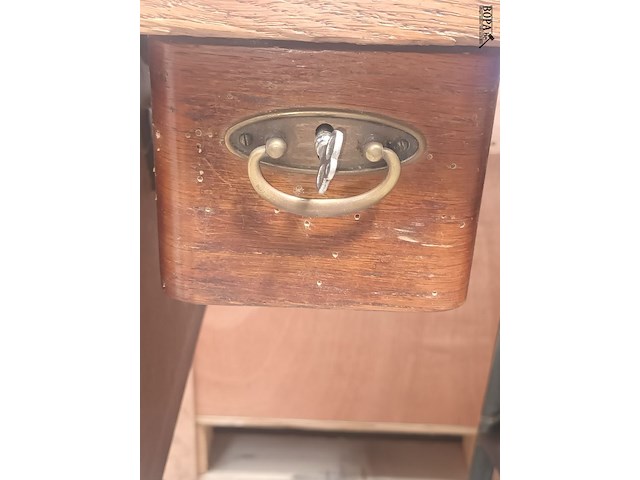 Lot 39 - antieke naaimachine op tafel - afbeelding 3 van  5