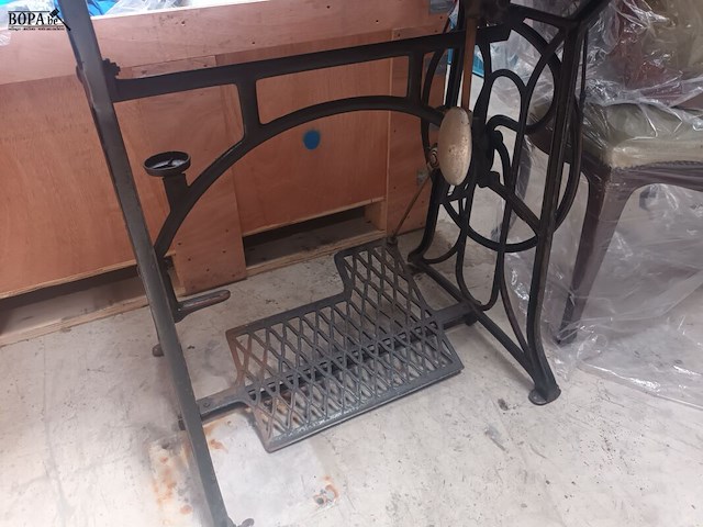 Lot 39 - antieke naaimachine op tafel - afbeelding 4 van  5