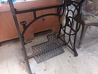 Lot 39 - antieke naaimachine op tafel - afbeelding 4 van  5