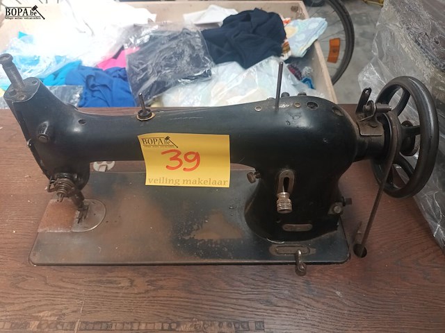 Lot 39 - antieke naaimachine op tafel - afbeelding 5 van  5