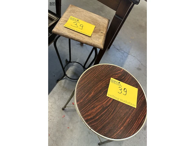 Lot 39 - bijzettafeltjes - 2 stuks - afbeelding 1 van  2