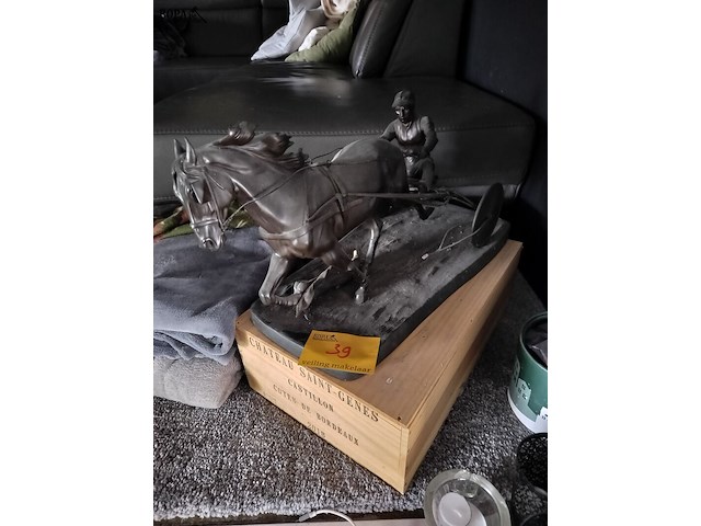 Lot 39 - bronzen beeldje - afbeelding 1 van  3
