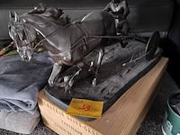 Lot 39 - bronzen beeldje - afbeelding 1 van  3