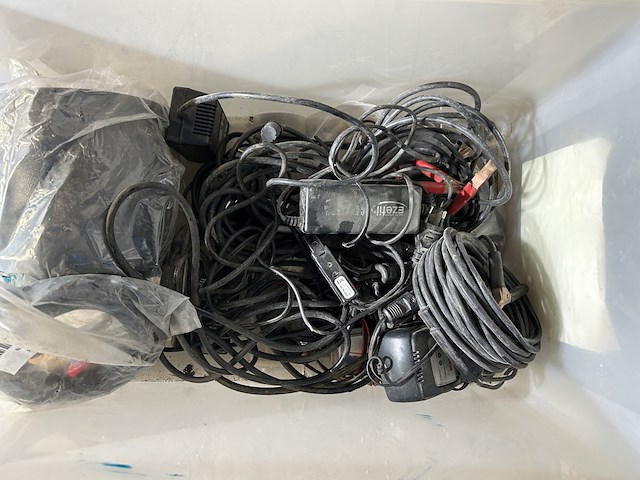 Lot 39 - diverse kabels en laders - afbeelding 1 van  2