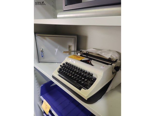 Lot 39 - erika manuele typmachine en brievenbus - afbeelding 1 van  4