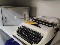 Lot 39 - erika manuele typmachine en brievenbus - afbeelding 1 van  4