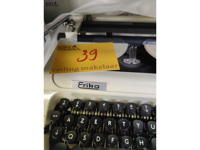 Lot 39 - erika manuele typmachine en brievenbus - afbeelding 3 van  4