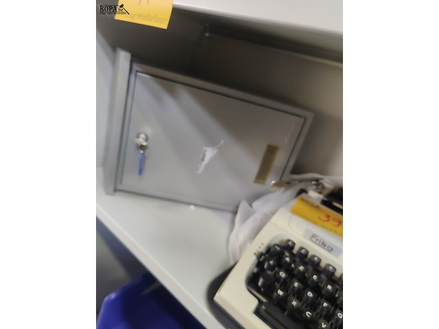 Lot 39 - erika manuele typmachine en brievenbus - afbeelding 4 van  4