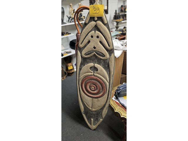 Lot 39 - gope3 spiritueel bord uit de ppoea golf - afbeelding 1 van  3