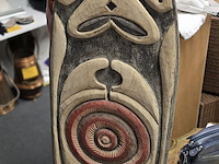 Lot 39 - gope3 spiritueel bord uit de ppoea golf - afbeelding 1 van  3