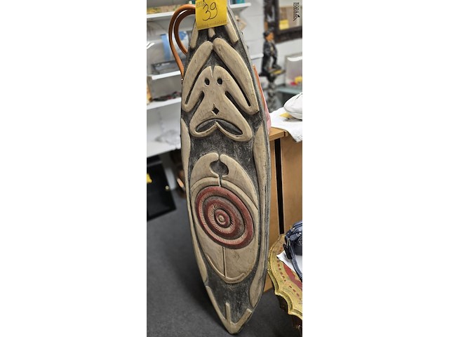 Lot 39 - gope3 spiritueel bord uit de ppoea golf - afbeelding 2 van  3