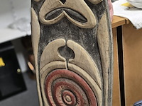 Lot 39 - gope3 spiritueel bord uit de ppoea golf - afbeelding 2 van  3