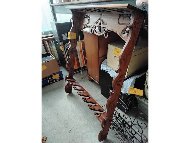 Lot 39 - hangkast voor jachtgeweren - afbeelding 1 van  4